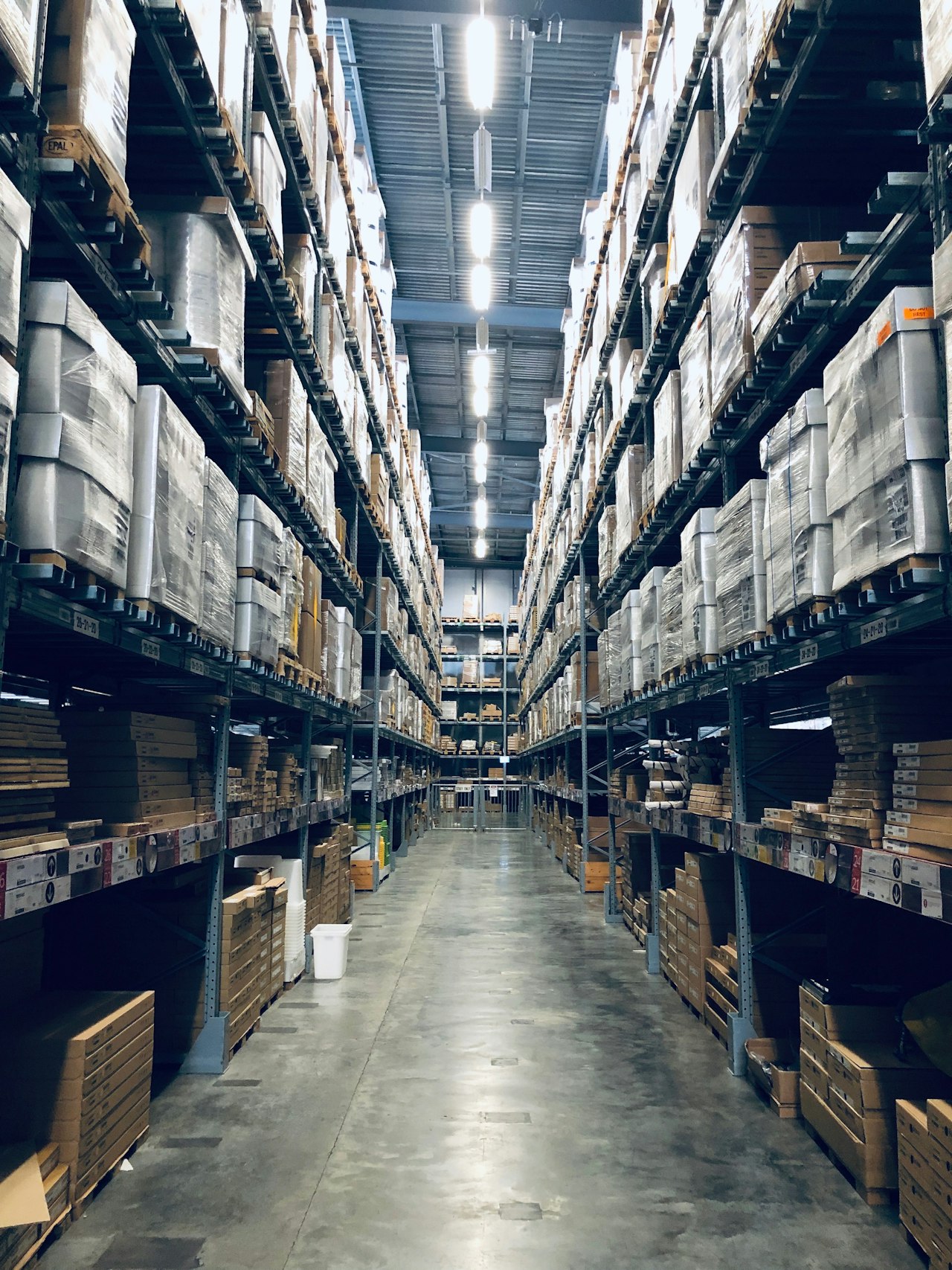 Warehouse receiving area for a shipment handover